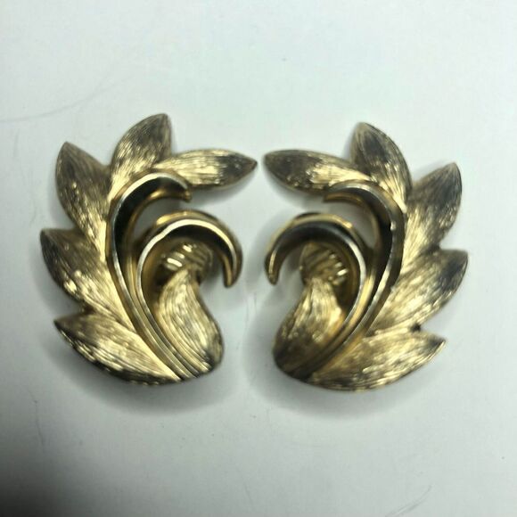 222 Monet Vintage Goldtone signed elegant swirled leaf clip Earrings - Picture 2 of 3